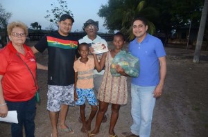  Zé Inácio e famílias distribuem cestas básicas em comunidades em sua terra natal. 