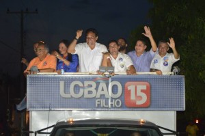 Lobão Filho, a prefeita de Itinga, Vete Botelho e  o candidato a deputado estadual, Zé Inácio (PT) acenam para a população .