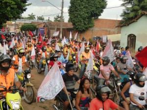 Uma multidão acompanha a carreata de Zé Inácio (PT) e Lobão Filho  pelas ruas de Itinga.