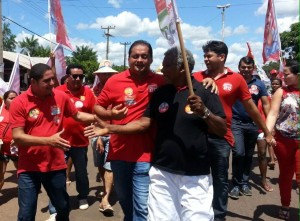 Zé Inácio (PT) cumprimenta eleitores em Santa Rita
