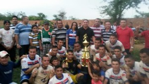 O Deputado diplomado Zé Inácio entregou o troféu do torneio de futebol durante a comemoração dos 53 anos de Frortuna.  